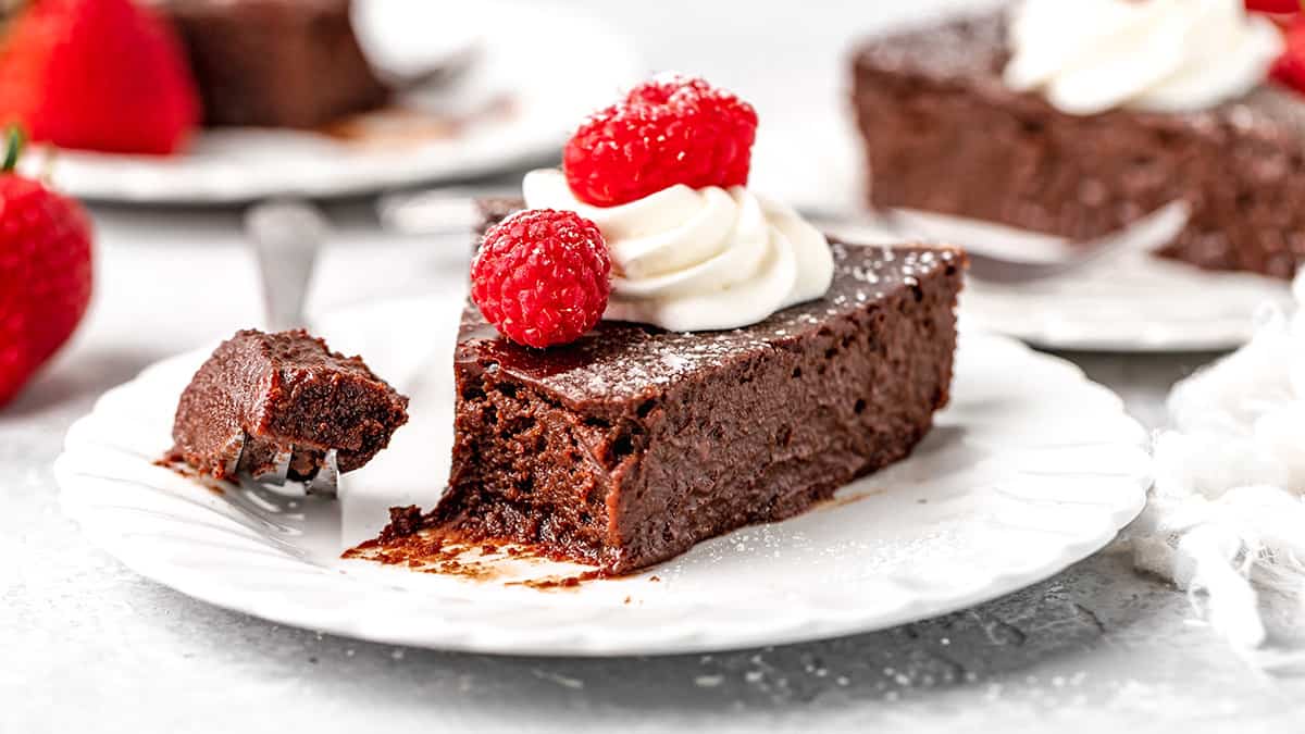 1747137364_best-flourless-chocolate-cake-recipe-16x9-1.jpg